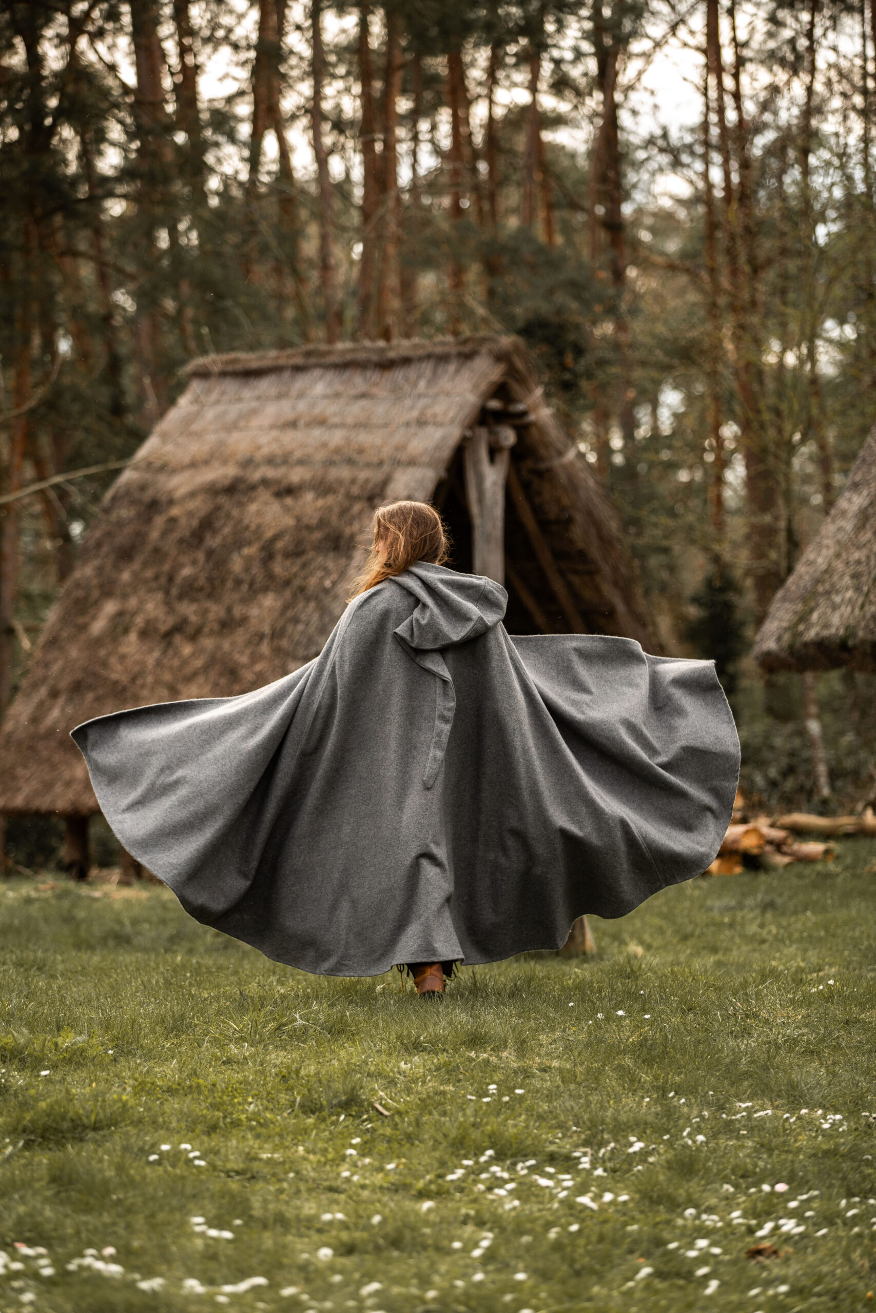 middel eeuwse wollen cape met fibula grijs middel eeuwse wollen cape met fibula grijs