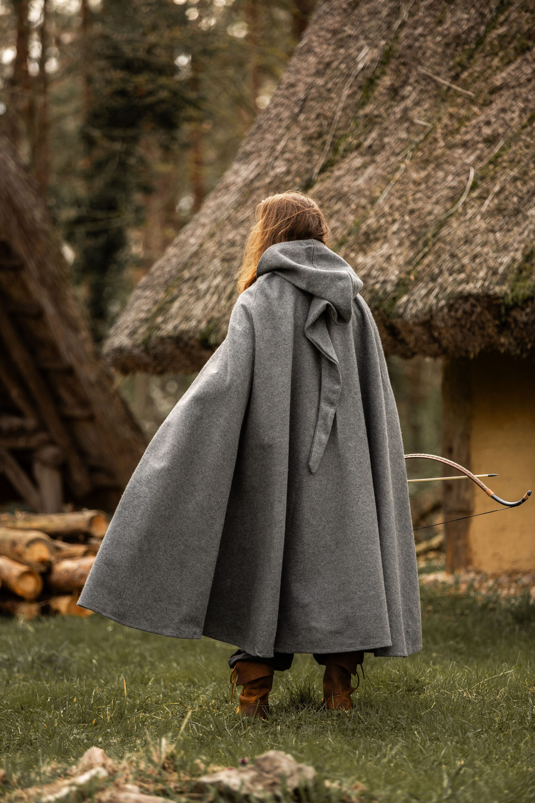 middel eeuwse wollen cape met fibula grijs middel eeuwse wollen cape met fibula grijs