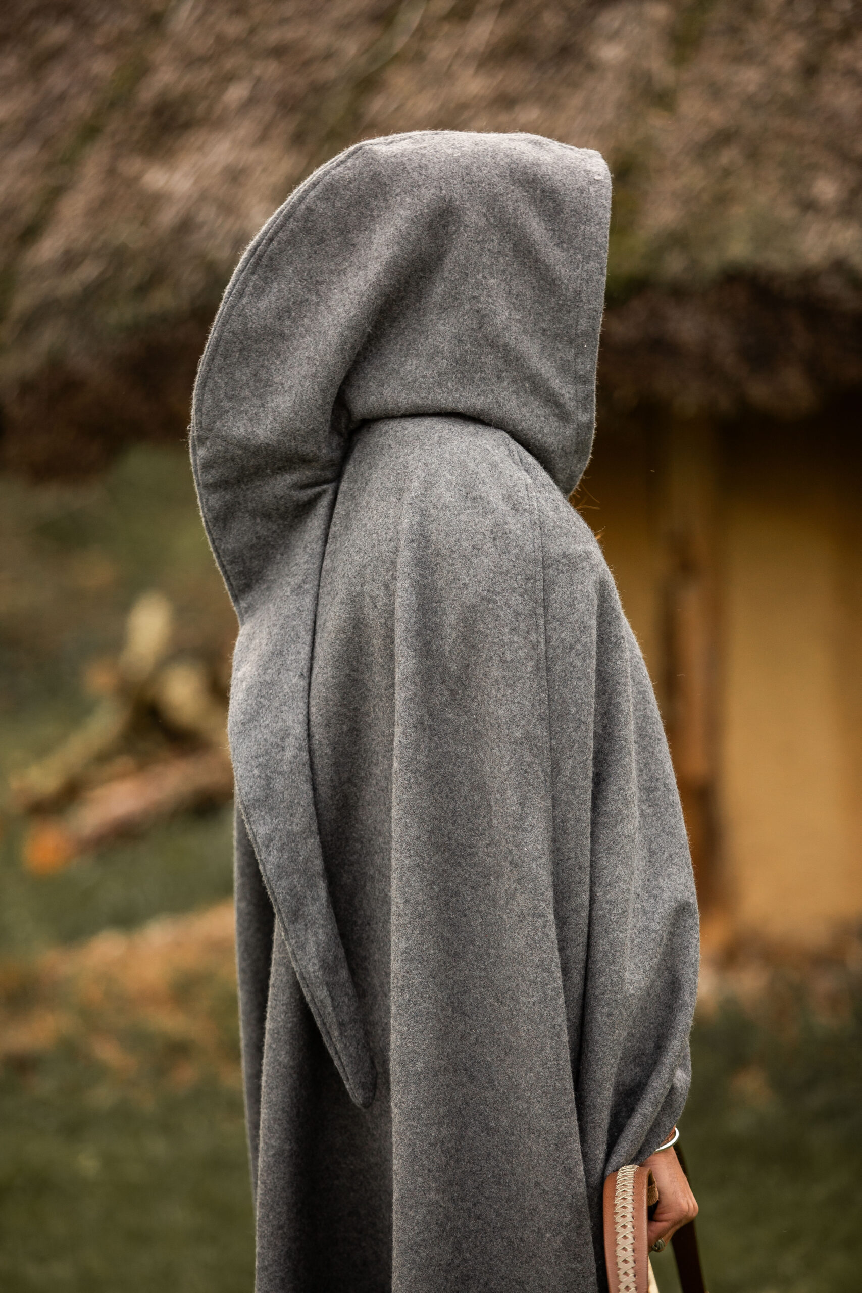 middel eeuwse wollen cape met fibula grijs middel eeuwse wollen cape met fibula grijs