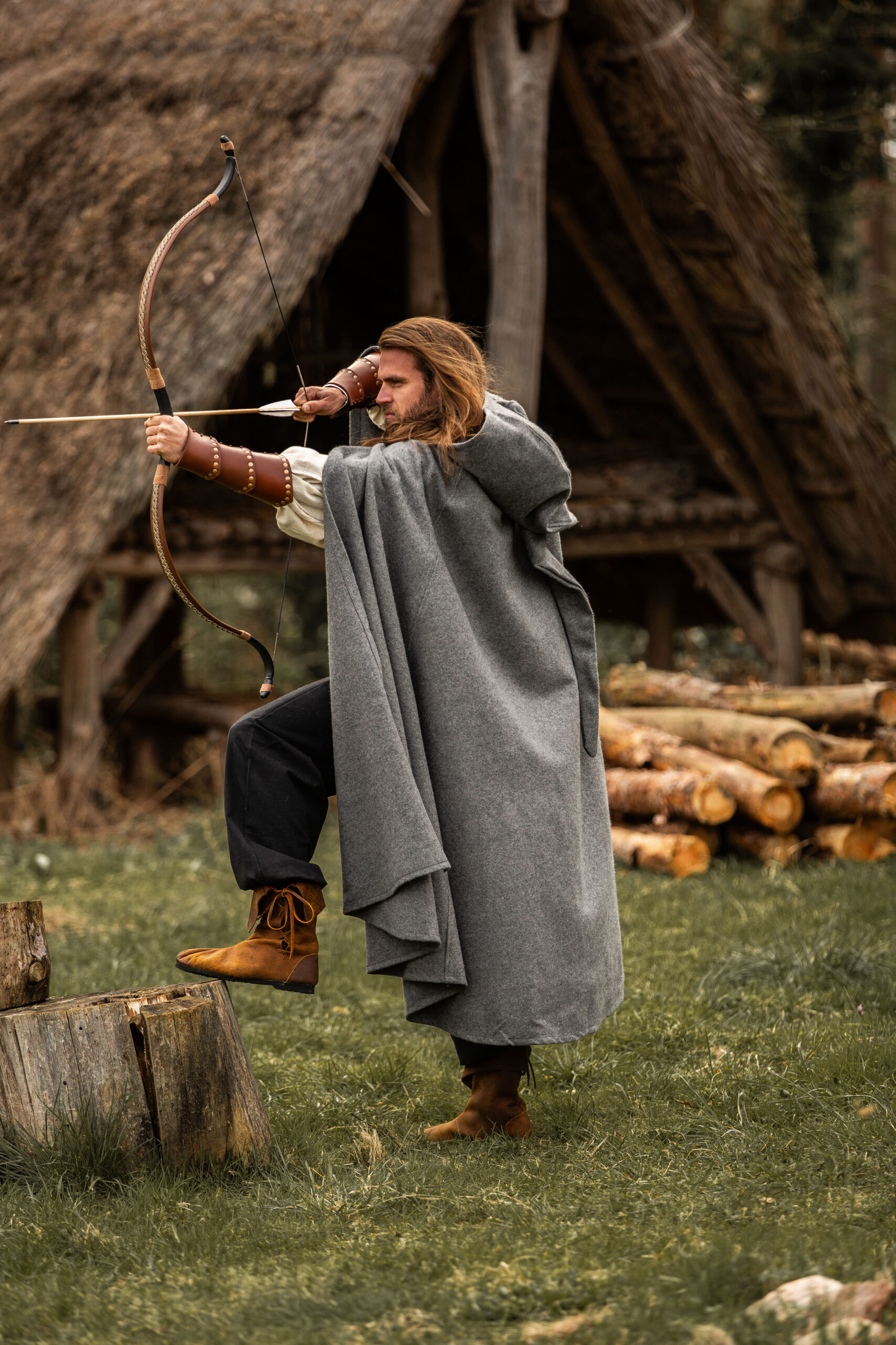 middel eeuwse wollen cape met fibula grijs middel eeuwse wollen cape met fibula grijs