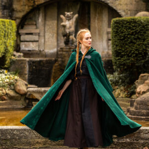 middel eeuwse cape met borduurwerk en broche groen