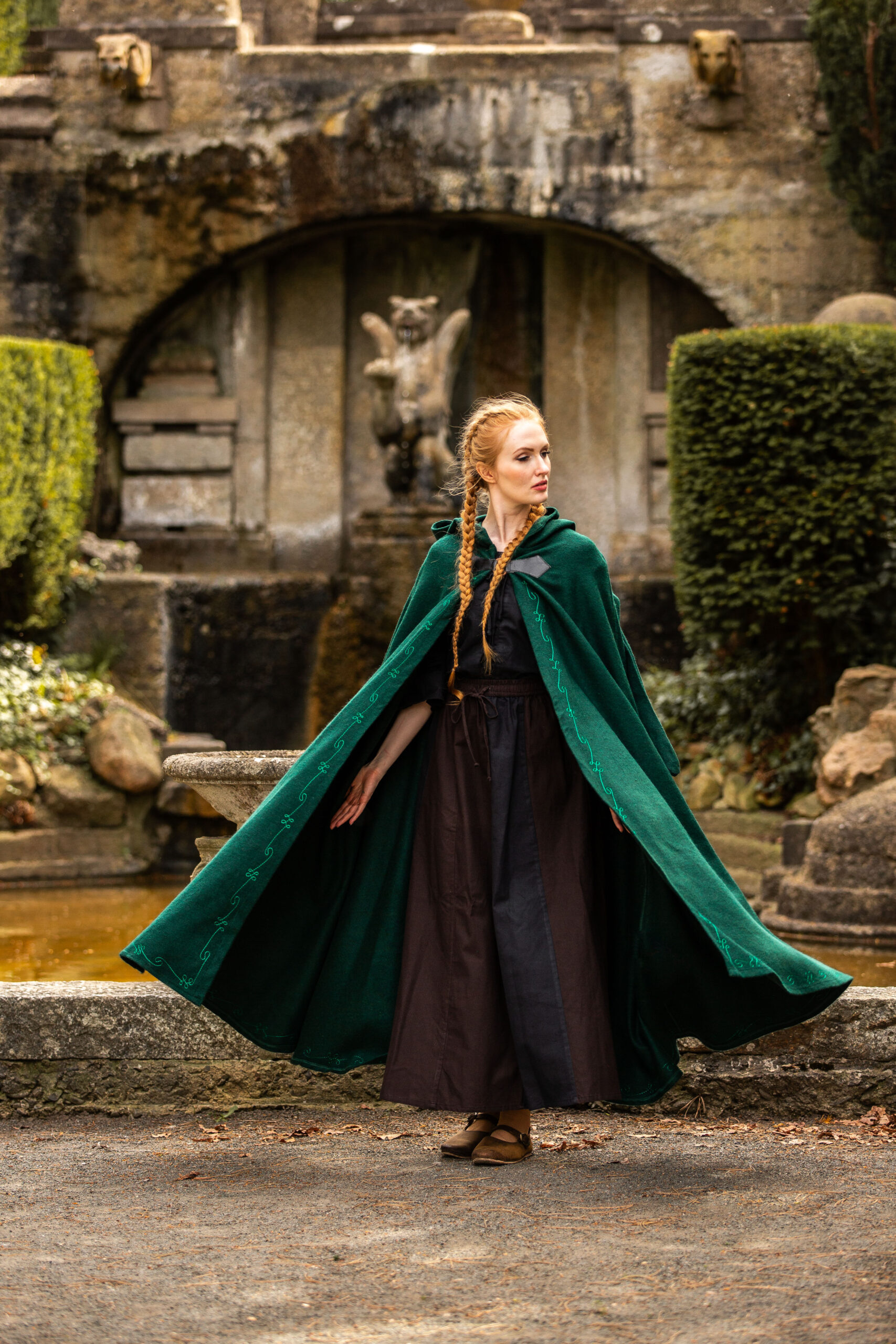 middel eeuwse cape met borduurwerk en broche groen middel eeuwse cape met borduurwerk en broche groen