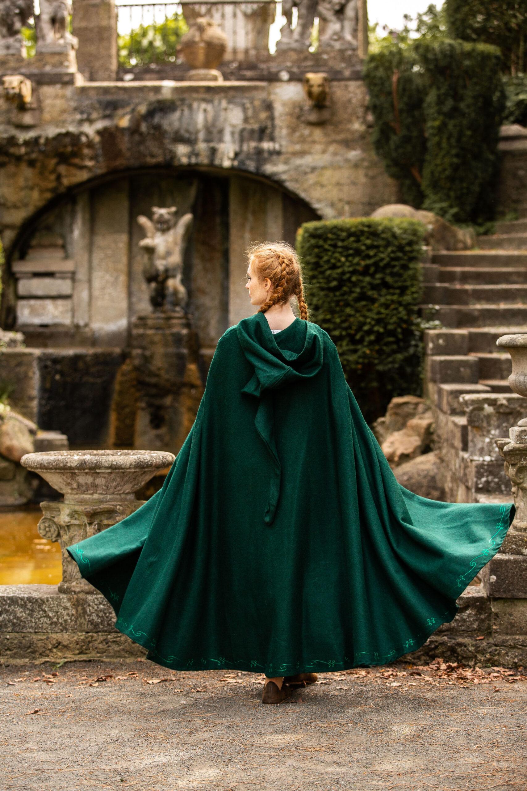 middel eeuwse cape met borduurwerk en broche groen middel eeuwse cape met borduurwerk en broche groen