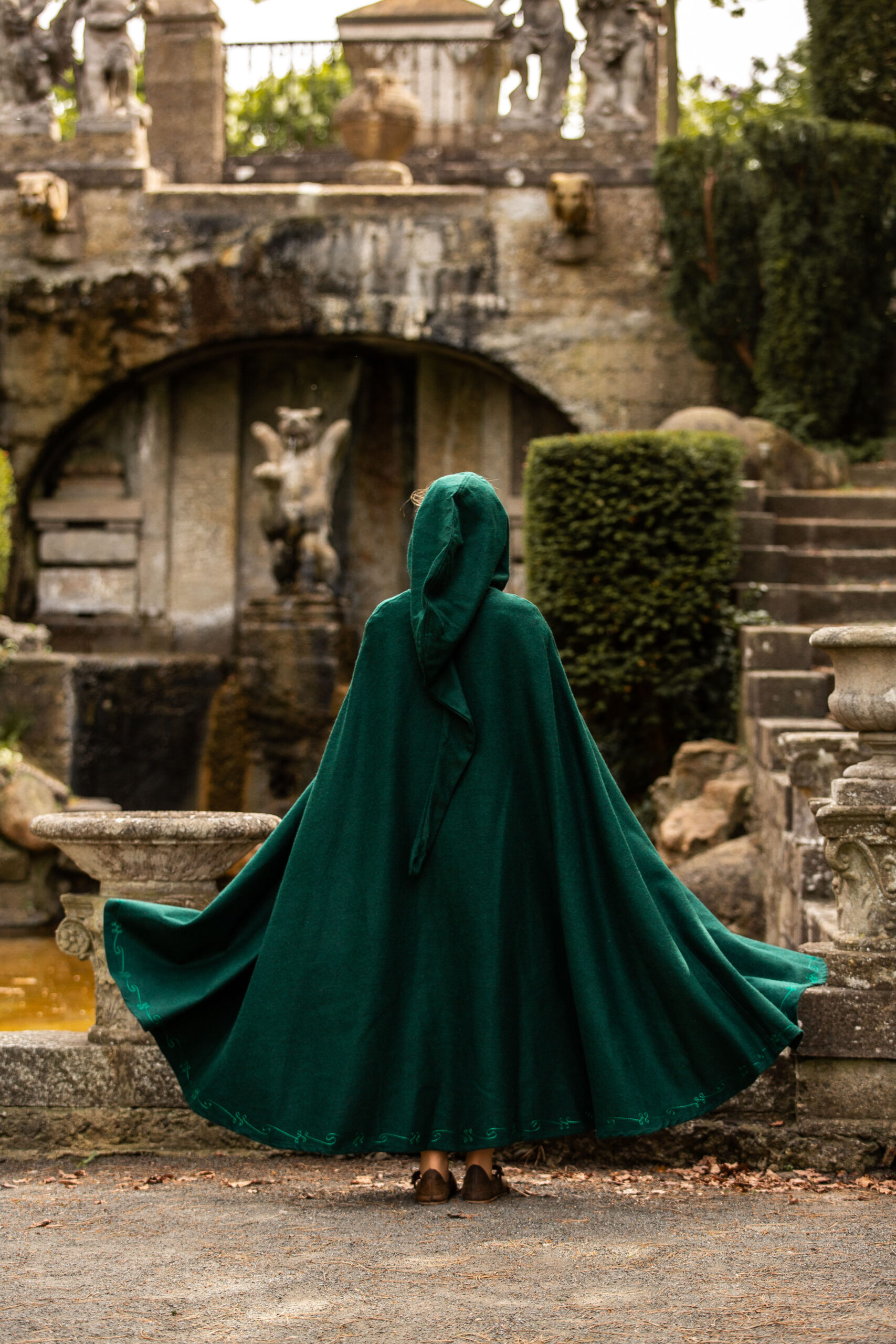 middel eeuwse cape met borduurwerk en broche groen middel eeuwse cape met borduurwerk en broche groen