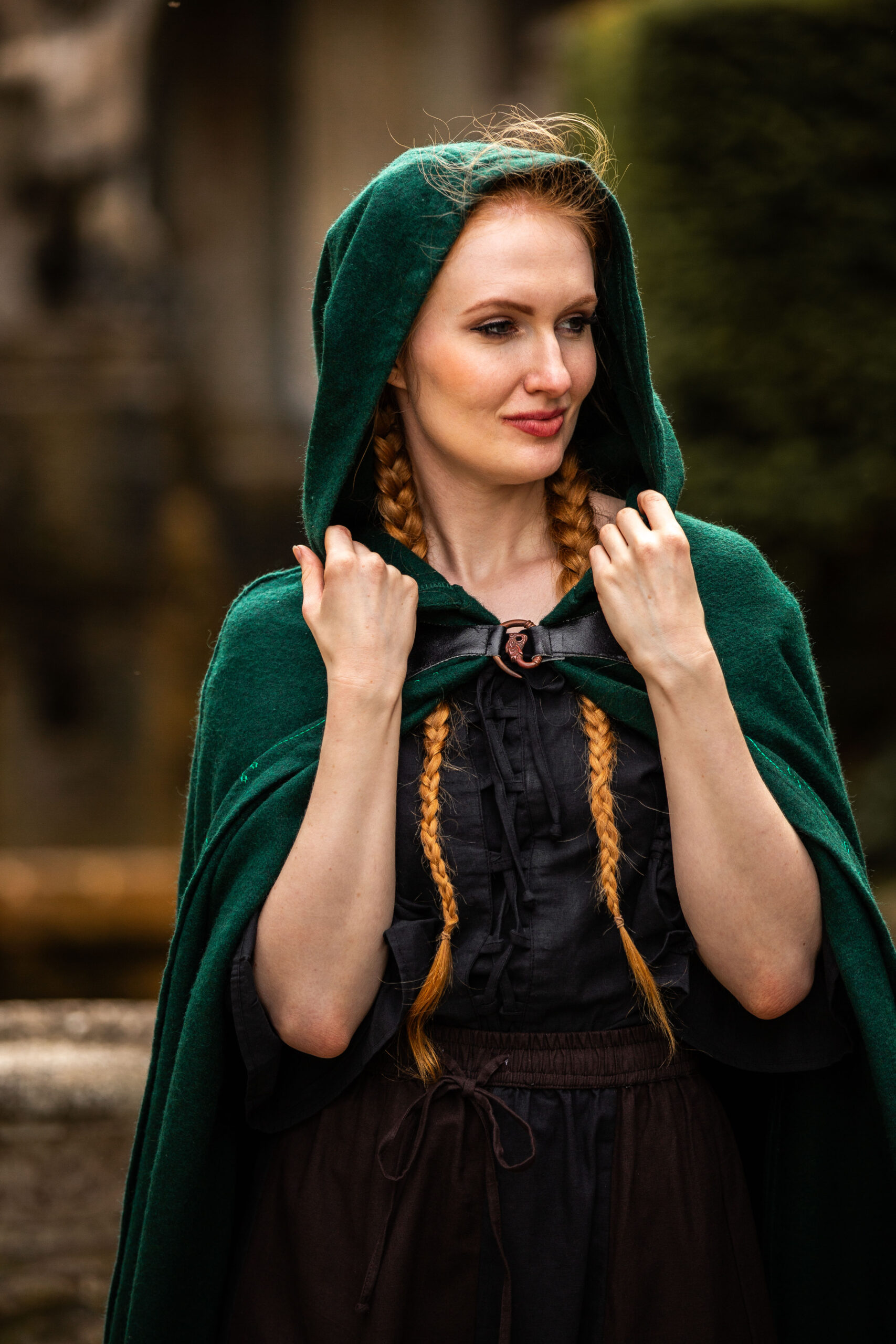 middel eeuwse cape met borduurwerk en broche groen middel eeuwse cape met borduurwerk en broche groen